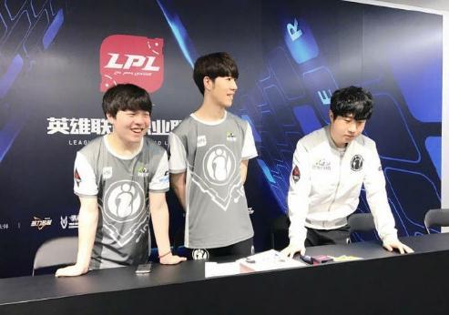 足坛一夜动态：AC米兰大逆转登顶意甲第1，B费创纪录曼联复仇狼队